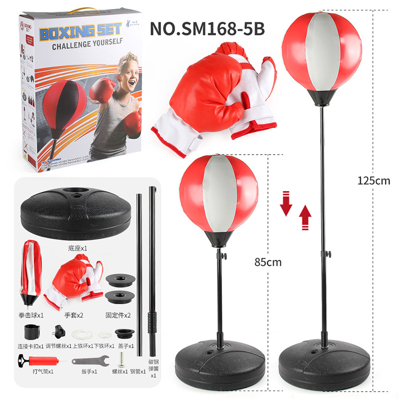 子供の家庭用訓練器材の男の子はスポーツのおもちゃをします。