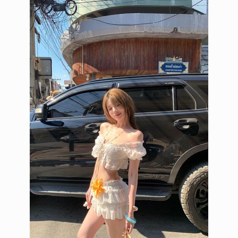 New sweet and alluring vacation-style sexy white off-shoulder crop top and low-waist short skirt two-piece set New sweet and alluring vacation-style sexy white off-shoulder crop top and low-waist short skirt two-piece set