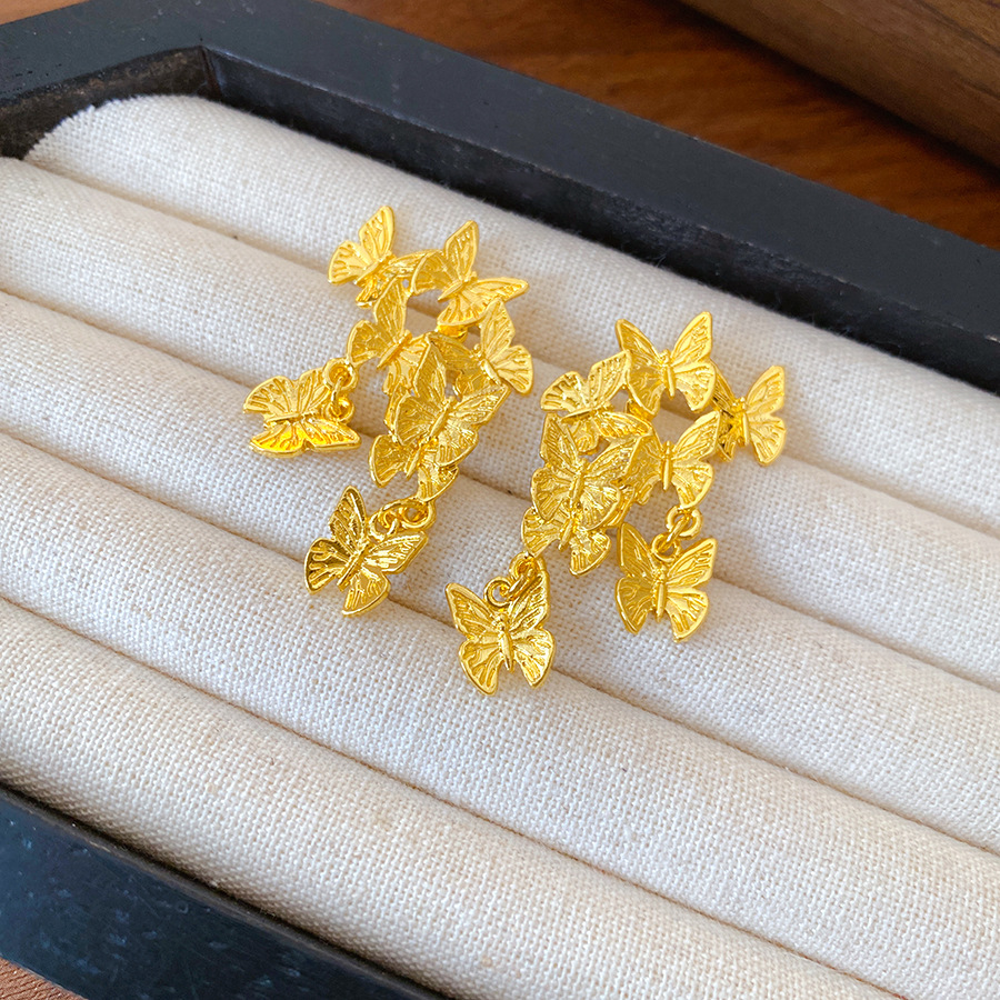 Pendientes de perlas asimétricas con cuernos de diamantes súper parpadeantes de plata Pendientes de nicho de viento frío femenino Pendientes de lujo ligero de alta calidad