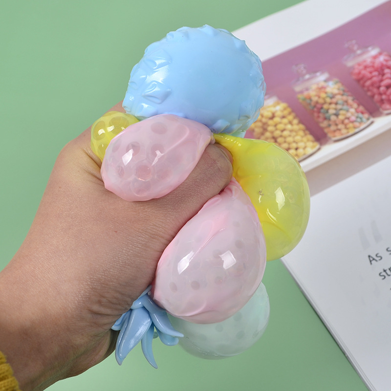 Suministro transfronterizo Nueva simulación de ventilación exótica pequeña piña descompresión ventilación piña pizca Bola de uva ventas directas de la fábrica