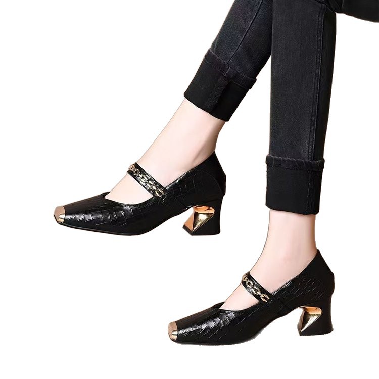 Cabeza cuadrada, boca superficial, zapatos de talón grueso para mujeres 2025, nuevo otoño de cadena de metal, cuero suave, zapatos de cuero de talón medio