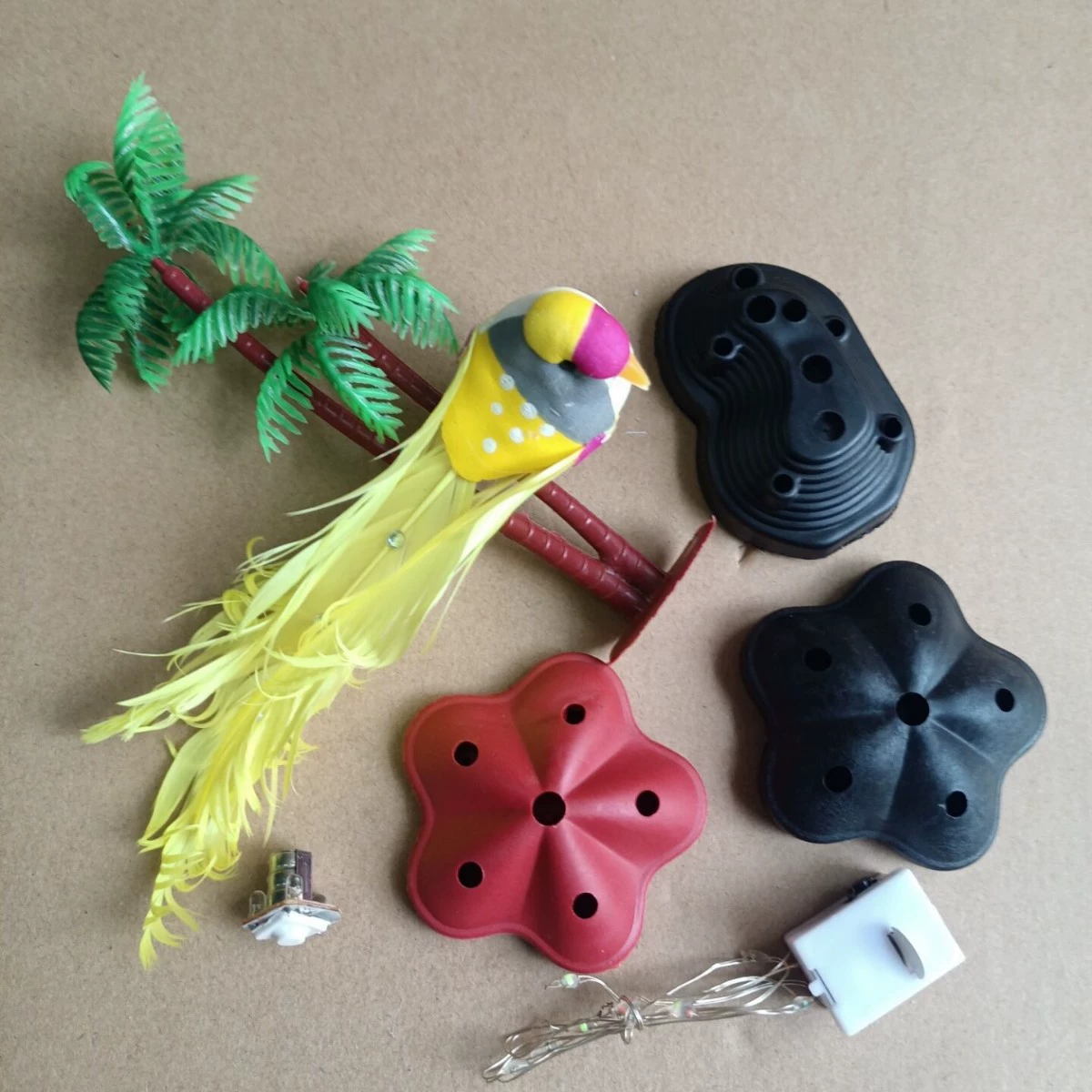 Сашими с холодным ассорти декоративные цветы и фитинги растения водная трава камень птица мигает в ресторане отеля блюдо