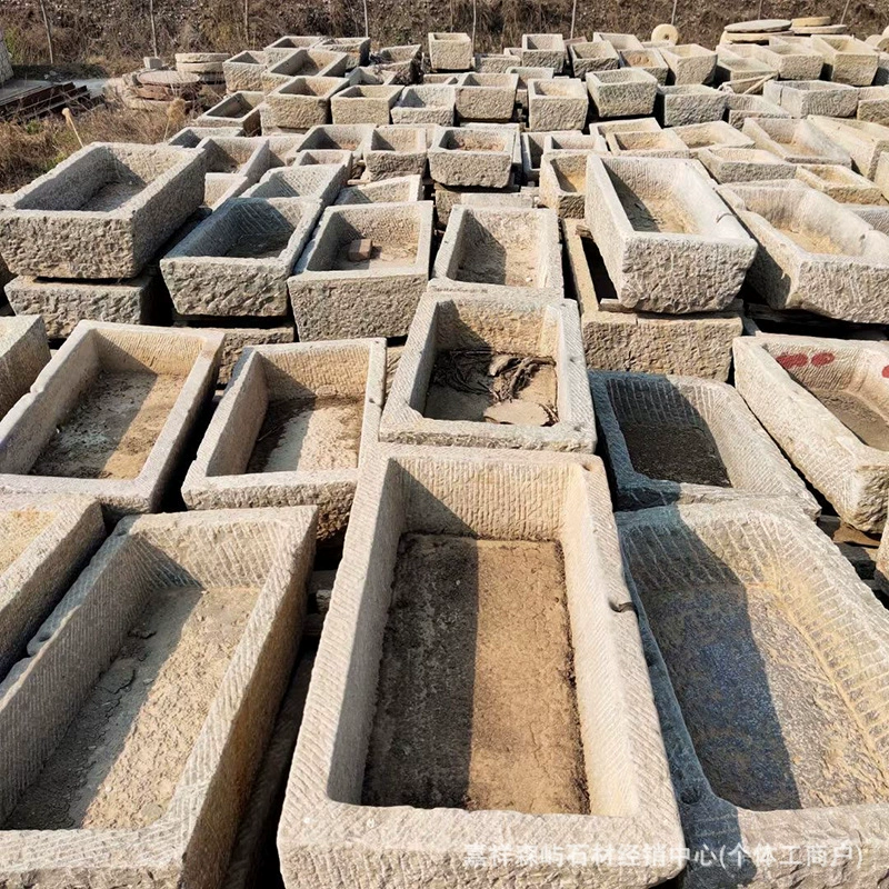 Фольклорные палеолитические старые каменные канавки ретро сельская корыта