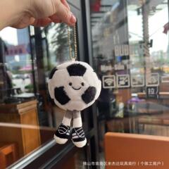 現物のかわいい創意的なアニメのサッカーのキーホルダーのペンダントはサッカーの人形のゲーム城を蹴って子供を捕まえます。
