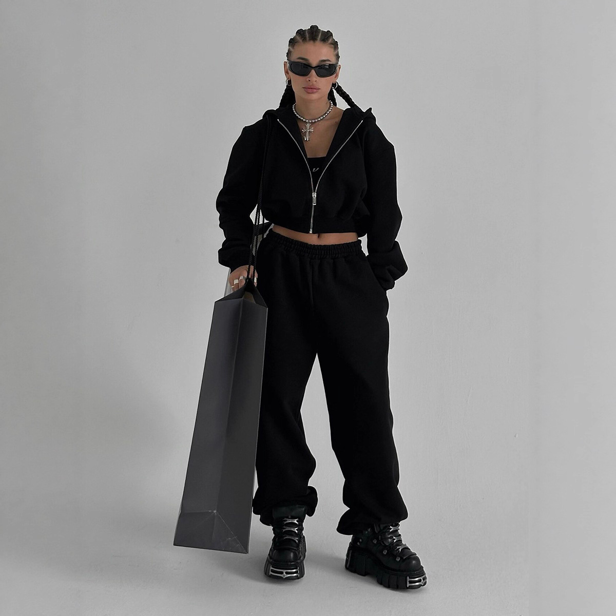 Transfronterizo corto con capuchón conjunto de pantalones Europe y los Estados Unidos otoño y invierno 2025 con camisetas de terciopelo conjunto de camisetas deportivas