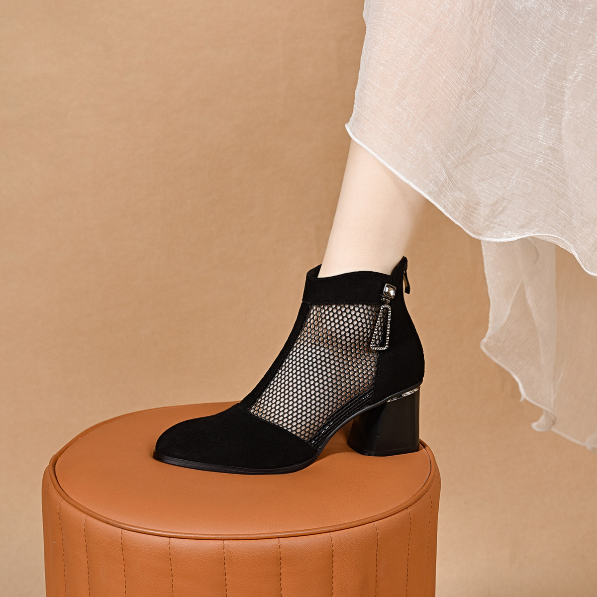 Sandal cao gót nữ mũi nhọn hở mũi, chất liệu da lưới thoáng khí, gót thô khoảng 7 cm — màu đen