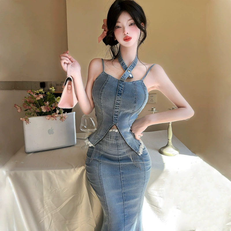 Горячая девушка в стиле ретро, ​​сексуальный топ с лямкой на шее и разрезом на пуговицах, джинсовый топ с кисточками, юбка средней длины с рыбьим хвостом, весенне-летний комплект из двух предметов
