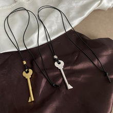 金属钥匙吊坠黑绳项链女轻奢小众设计高级感时髦长款毛衣链配饰