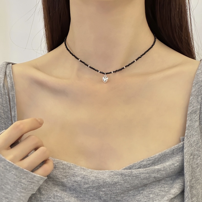 Black Crystal metal Love necklace female niche design retro personality simple all-match temperament necklace clavicle chain