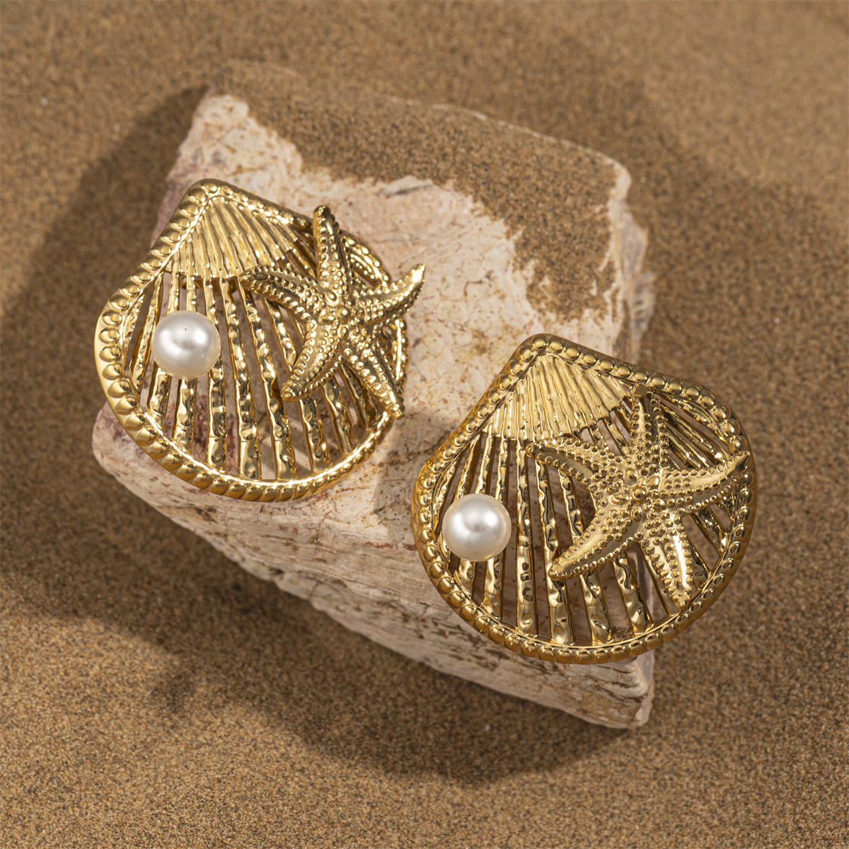 Taena Pendientes de acero inoxidable europeos y americanos Sentido de alta calidad Océano Playa Viento Concha Pendientes de tortuga Acero de titanio No se desvanece Mujer