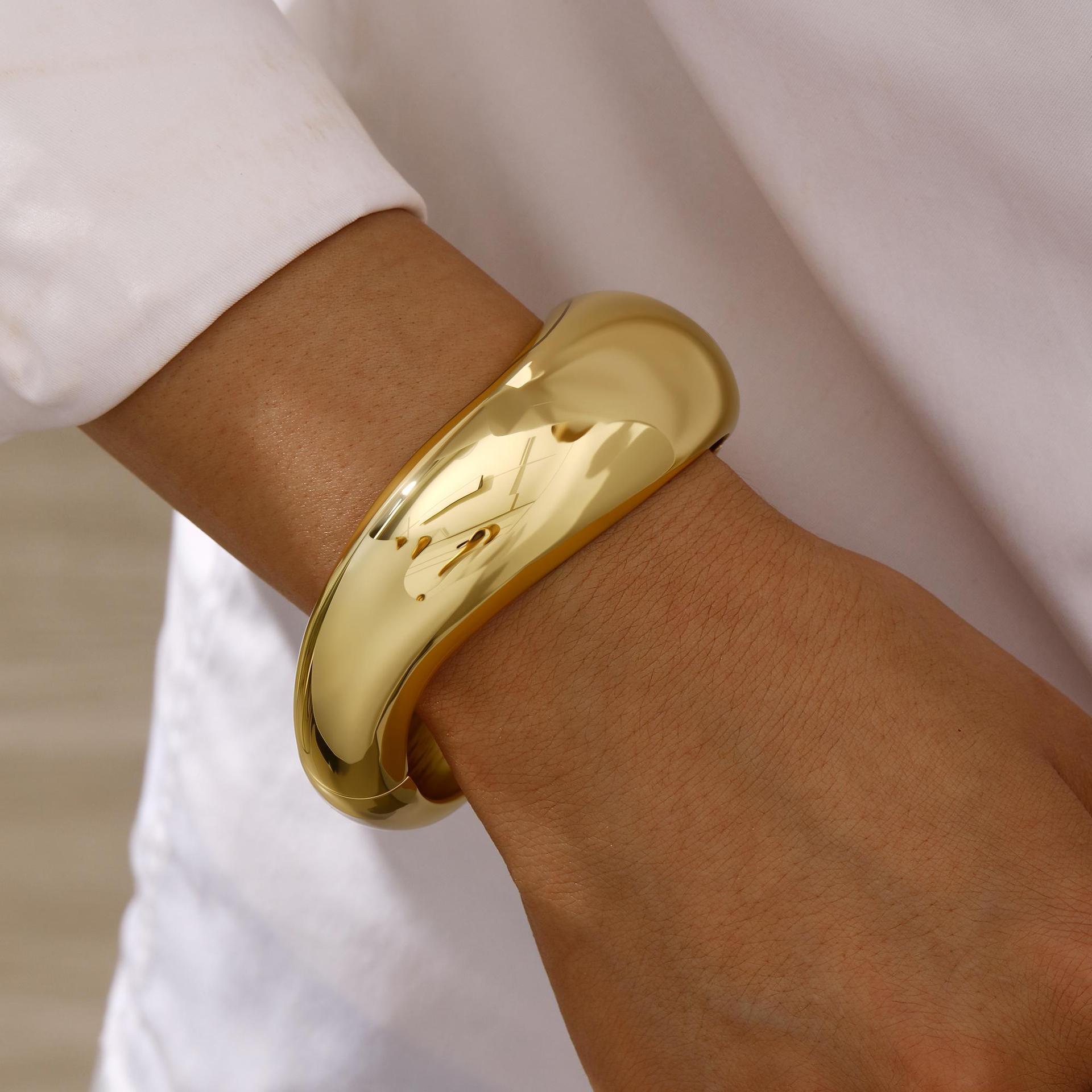 Diseño transfronterizo sensación de pulsera de moda Europa y América personalidad de viento frío retro chapado en oro 18k pulsera de apertura ajustable