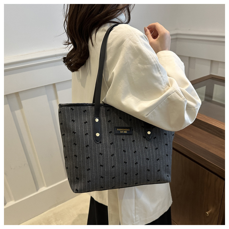 Fashionable large-capacity tote bag for women, new autumn 2024 collection, casual retro single-shoulder bag, commuter handbag, cross-border bag undefined