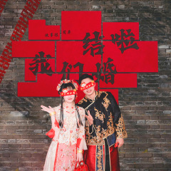 結婚部屋に背景壁を配置して男性の結婚祝いの結婚式を飾っています。