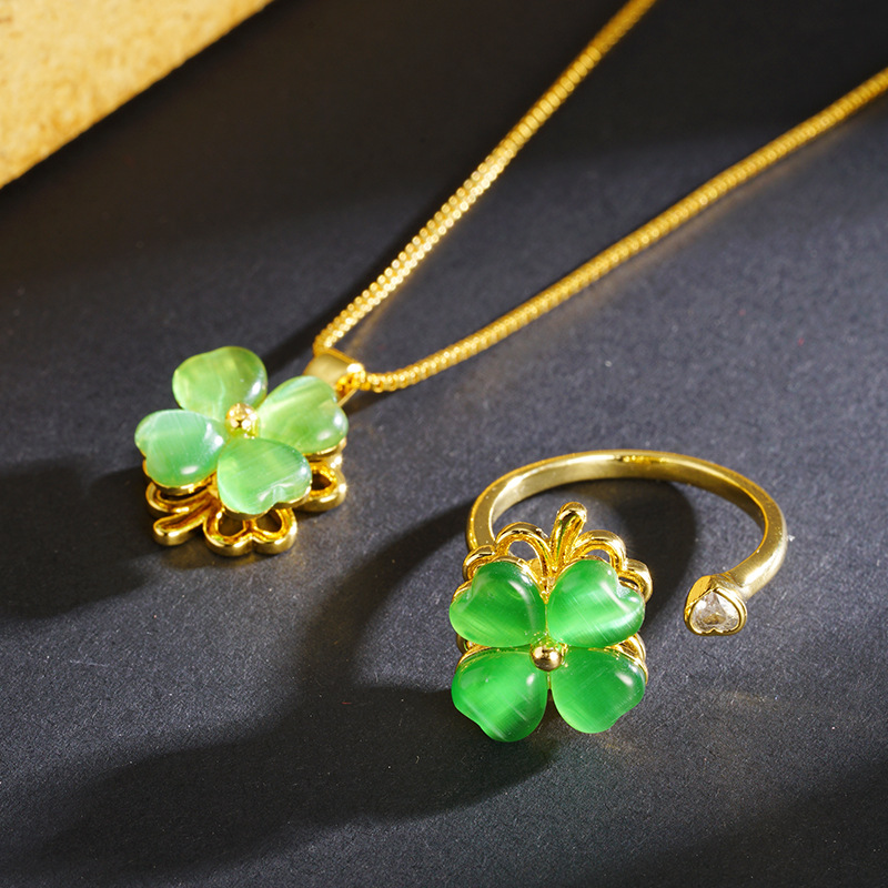 Collar de cuatro hojas de oro ligero de lujo pequeño libro rojo al por mayor esmeralda abertura Yiwu joyas de fuente