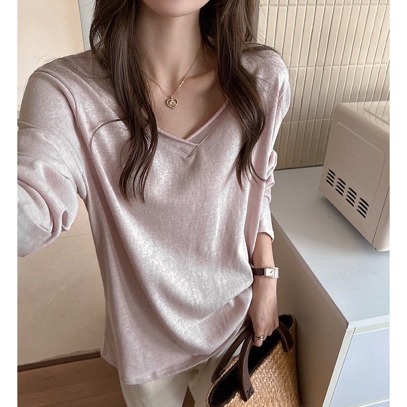 V-neck loose oversized t-shirt with a relaxed design, suitable for layering with a long-sleeved base shirt, Korean-style women's outerwear V-neck loose oversized t-shirt with a relaxed design, suitable for layering with a long-sleeved base shirt, Korean-style women's outerwear