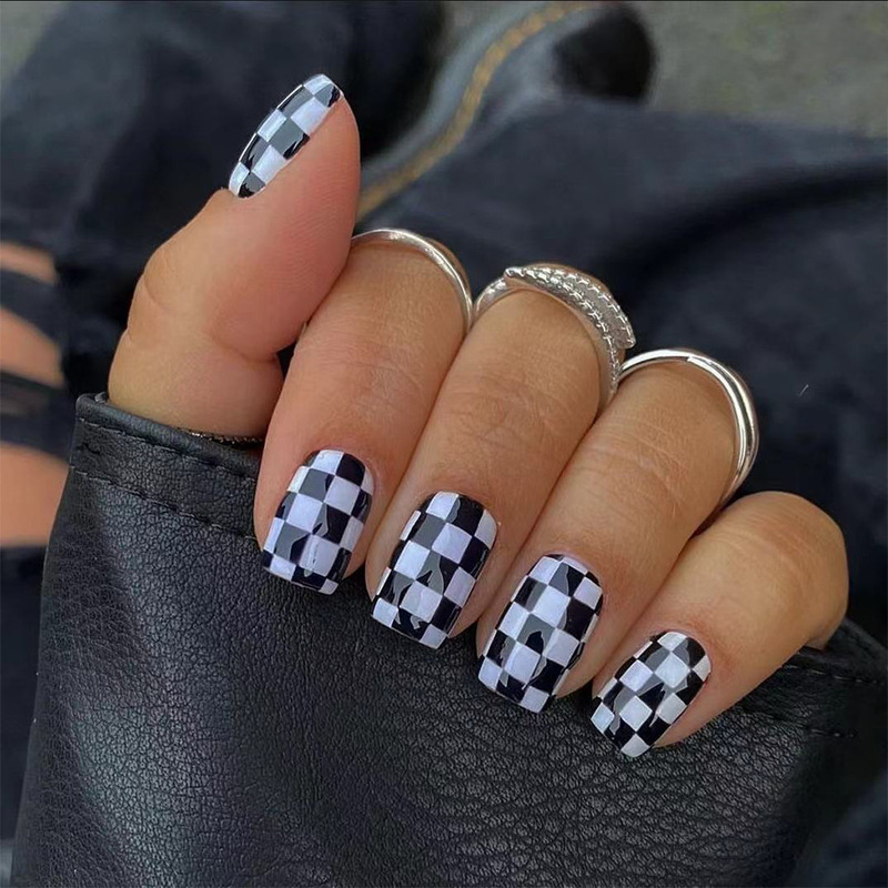 Short bright face early spring square black and white plaid simple fresh all-match foreign trade wear nail nail 24 pieces
