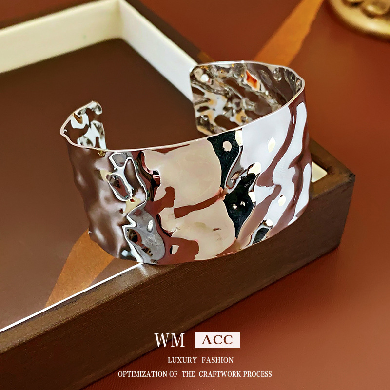 Europa y América plisada redonda abierta pulsera de metal estilo frío pulsera personalizada luz lujo alto sentido pulsera fábrica al por mayor