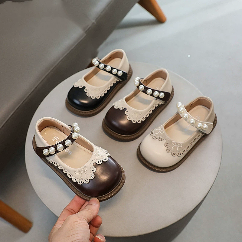 Симпатичная детская кожаная обувь 2024 Весна для девочек кружевная обувь принцессы контрастного цвета одинарная обувь для девочек в западном стиле с жемчугом молочная обувь мода