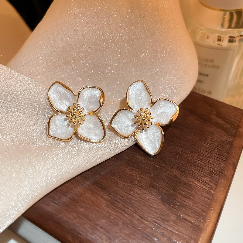 Oro real electrochapado aguja de plata gota aceite perla flor pendientes blanco simple del todo-fósforo pendientes de lujo ligero de moda
