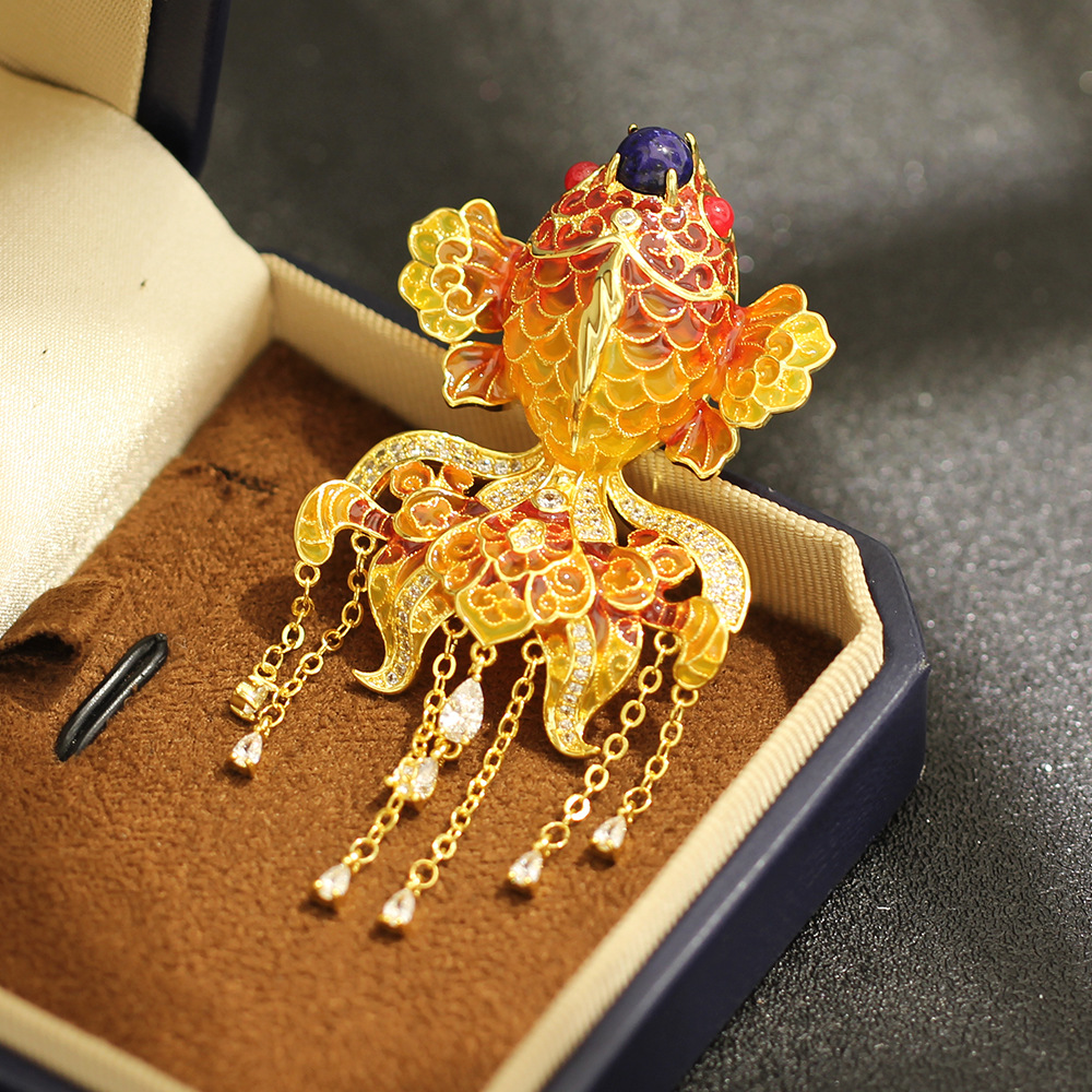 Chinese-style high-end design three-dimensional koi fish tassel brooch, elegant and luxurious, gold and blue enamel pin