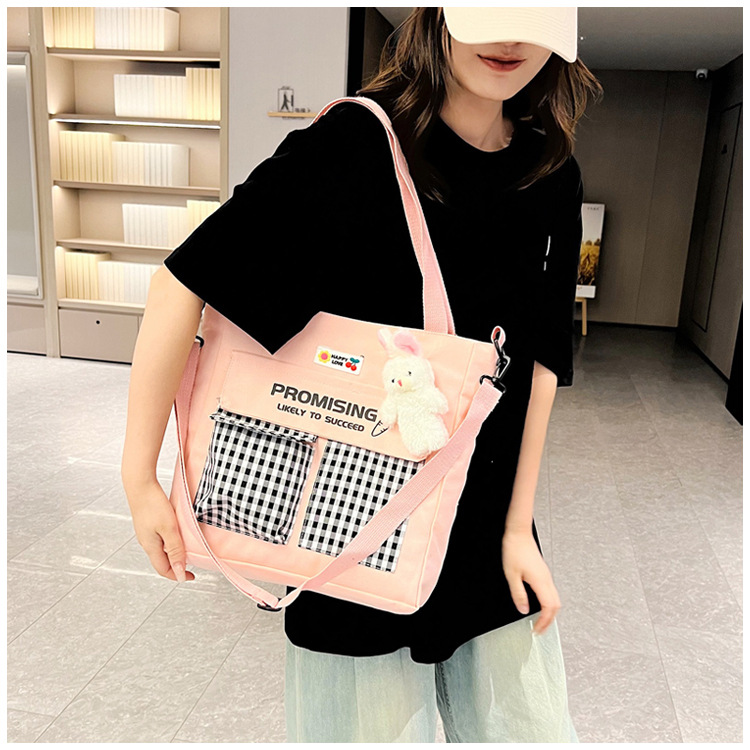 The new Korean-style cute nylon bag for class tutoring is a versatile checkered single-shoulder bag that is selling well (with a bear) undefined