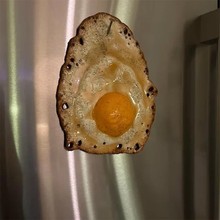 Fried Egg Hanging on a Nail 挂在指甲雕塑上的炸鸡蛋家居装饰