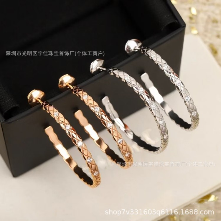 シャネル風菱形イヤリング、925スターリングシルバーに18Kゴールドメッキ、菱形模様のイヤリング、ファッショナブルで高級感のあるイヤリング、メーカー直販。