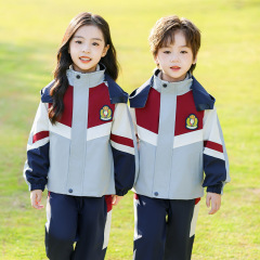 中学生の小学生の制服の突撃服春秋服の子供のクラス服の3つのセットの厚い幼稚園の服のスーツ