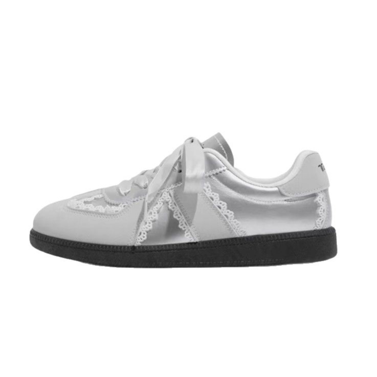 2025 nuevo estilo de ballet de primavera y verano con falda, zapatillas de deporte plateadas de nicho, zapatos de entrenamiento alemán de encaje de punta redonda y plana casual para mujer