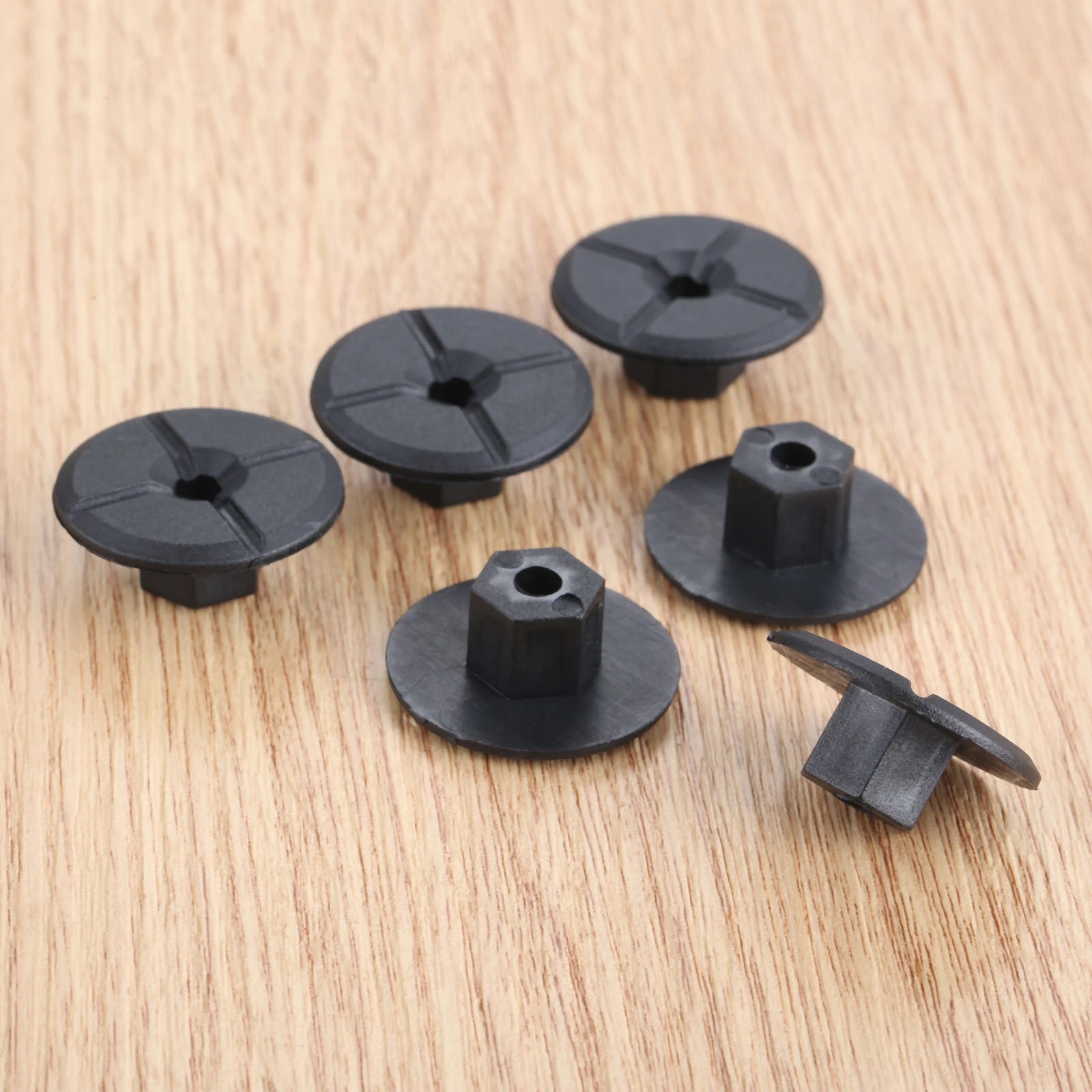 Adecuado para Mercedes-Benz coche hebilla tuerca Fender clip auto-roscado tarjeta titular coche accesorios K90