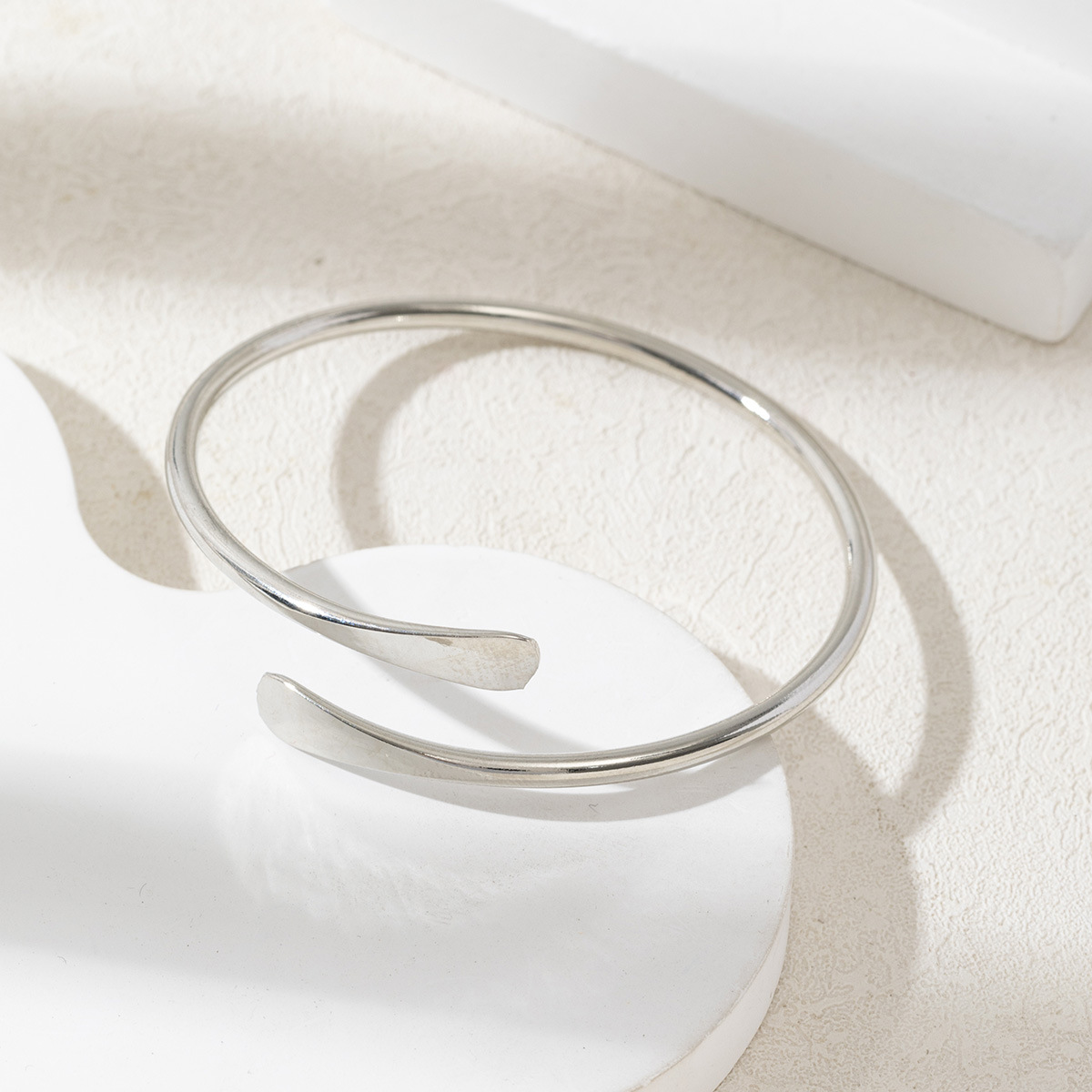 Brazalete de apertura transfronteriza de oro y plata personalidad de dos extremos de pulseras aplastadas pulseras de moda de mujeres al por mayor image 4