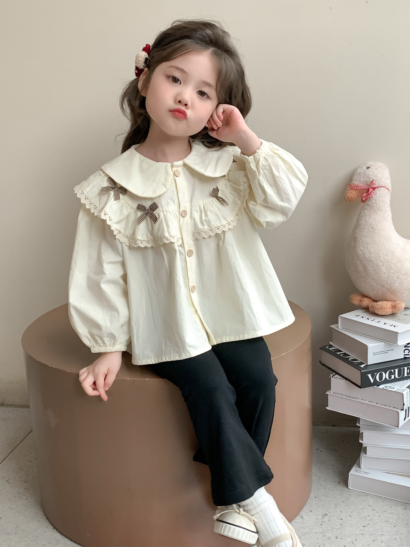 Camisas de otoño de niñas 2025 nueva moda de arco de arco de muñeca infantil camisa de cuello de primavera y otoño chaqueta de bebé femenina