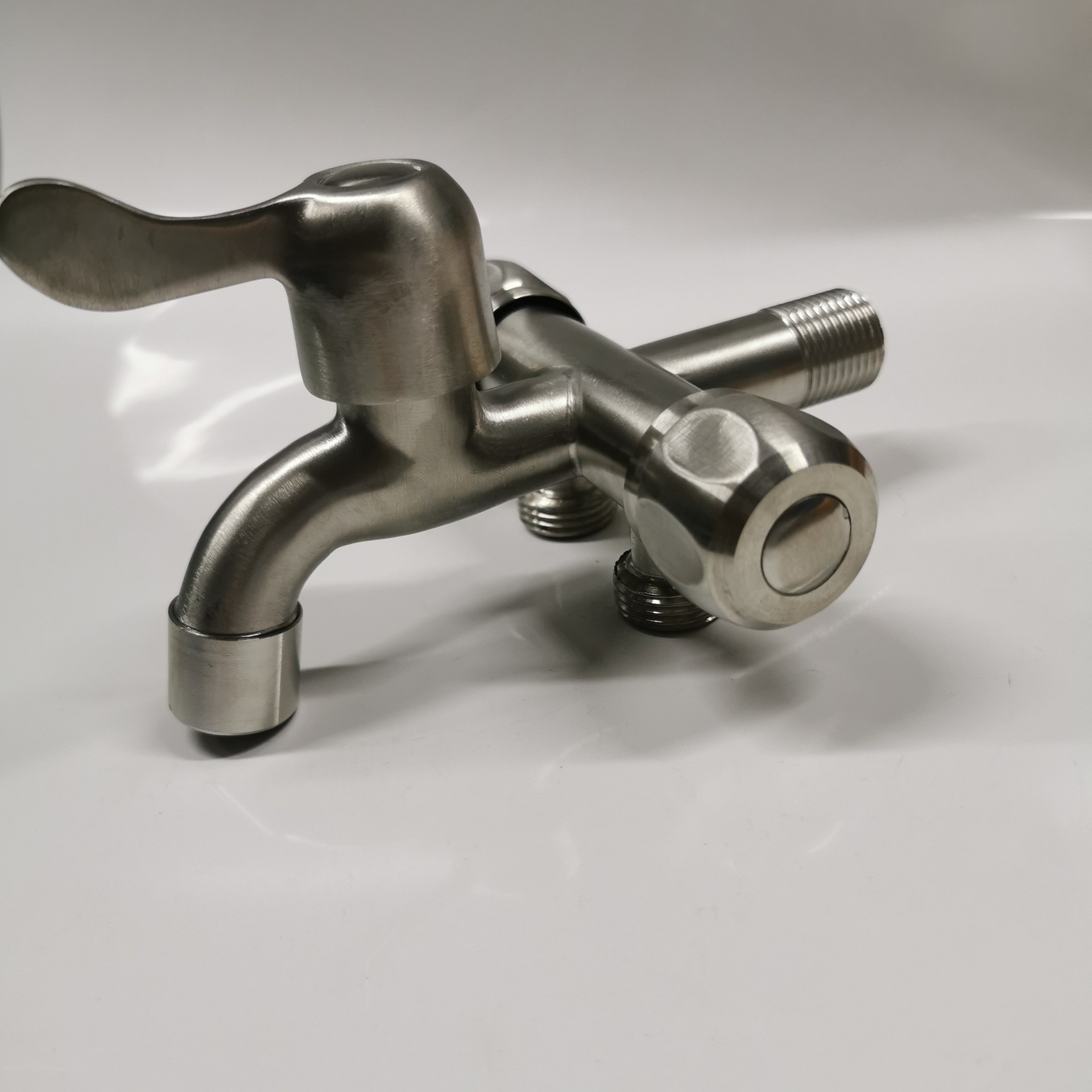 304 de acero inoxidable multifuncional de una en tres salidas lavadora grifo de tres controles de derivación doméstica de cuatro vías Válvula de triángulo