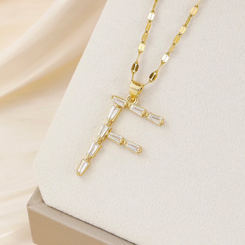 Venta caliente transfronteriza nuevo estilo de cobre con incrustaciones de circón 26 letras inglesas collar colgante T cuadrado de bambú letra cadena de clavícula femenina