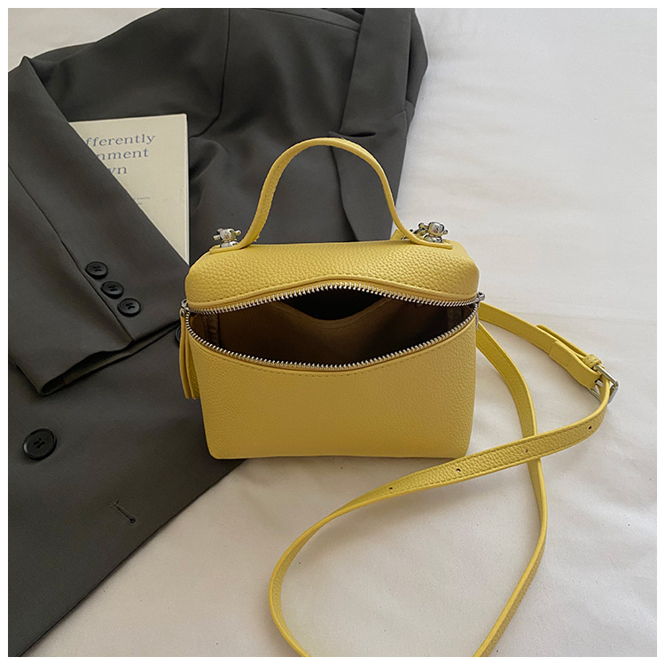 This year's popular simple hand-held small bag for women, the 2025 new women's single-shoulder bag, is elegant and fashionable, a crossbody small bag undefined