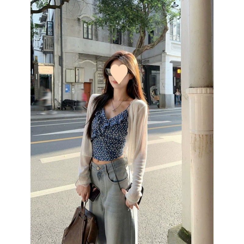 Летний костюм из трех предметов: белый кардиган с цветочным жилетом на бретелях, джинсы с кружевными вставками.