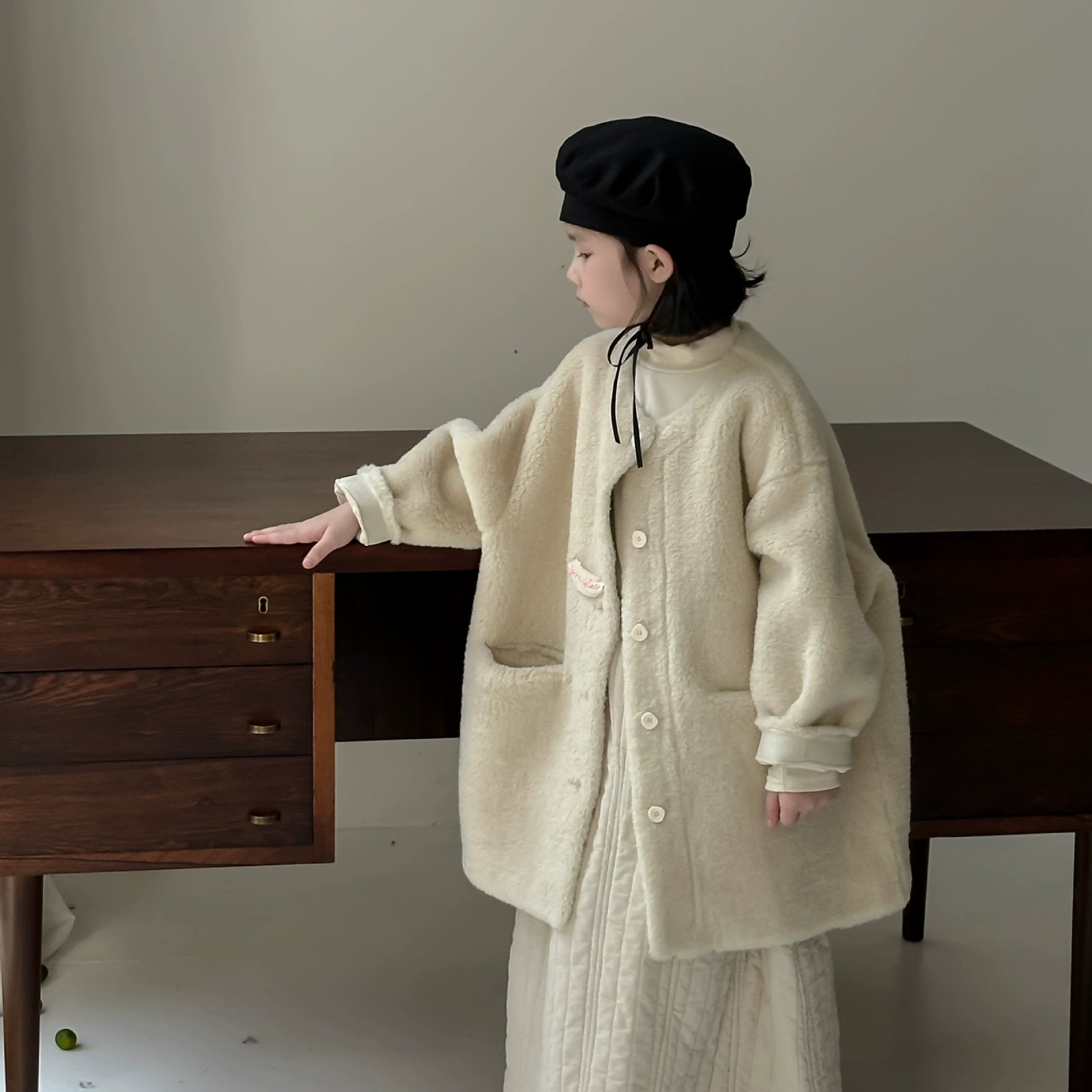 Детское пальто 2025 года, зимний стиль для девочек, корейская версия, однотонное повседневное утолщенное детское пальто на меховой подкладке.