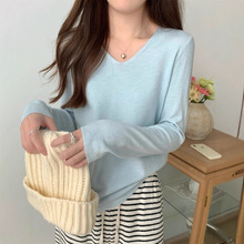 浅蓝色软糯V领气质简约针织上衣女2025秋季正肩显瘦ins风毛衣内搭