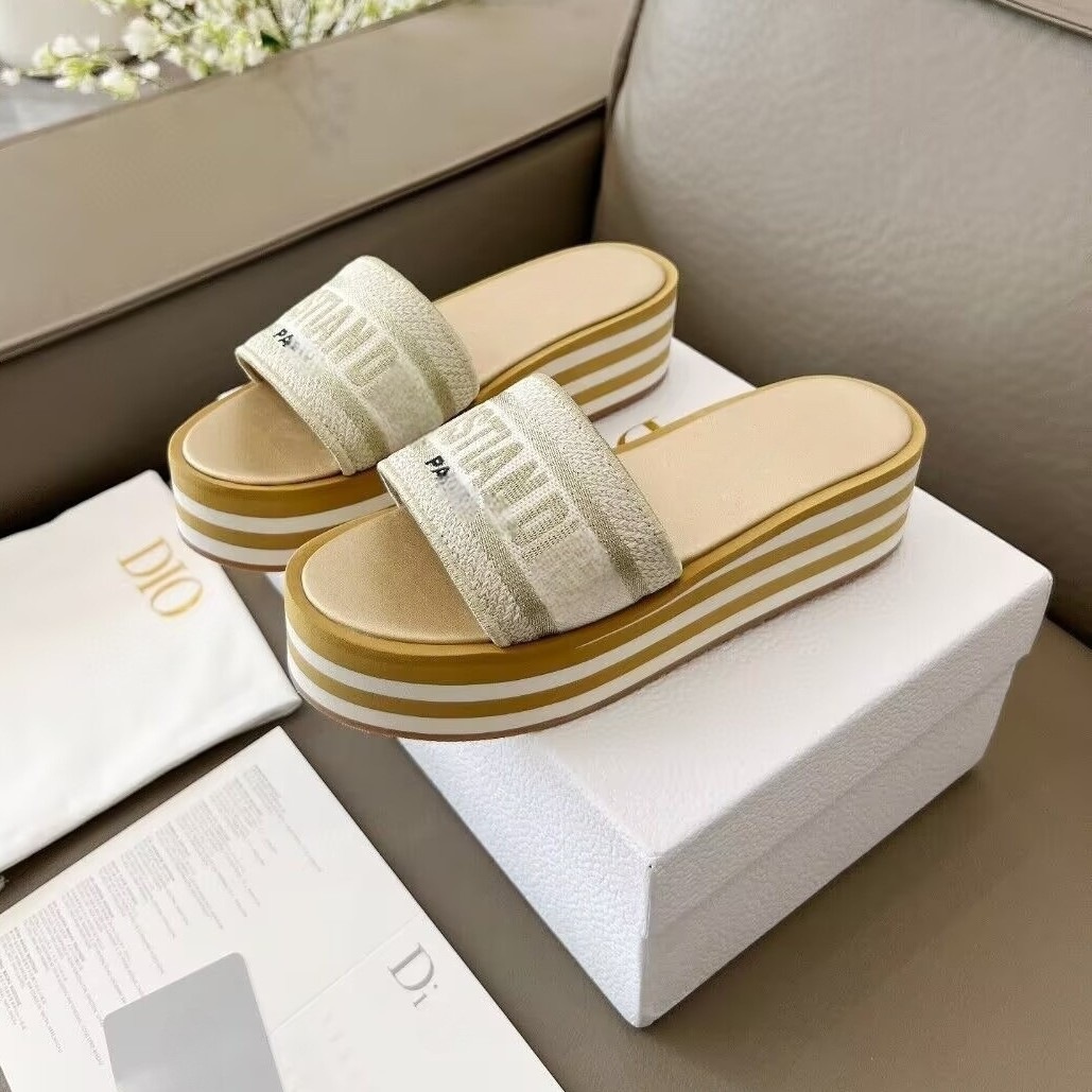 Versión alta 25 nuevas zapatillas bordadas de moda D zapatillas de playa casuales de un pie de altura