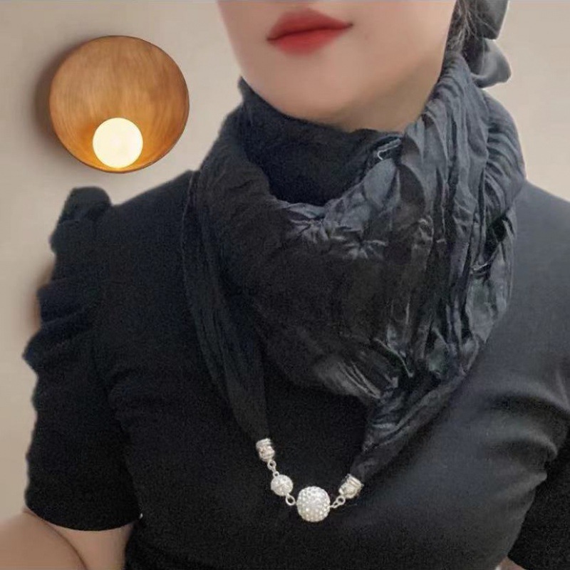 마그네틱 버클이 있는 블랙 플리츠 스카프