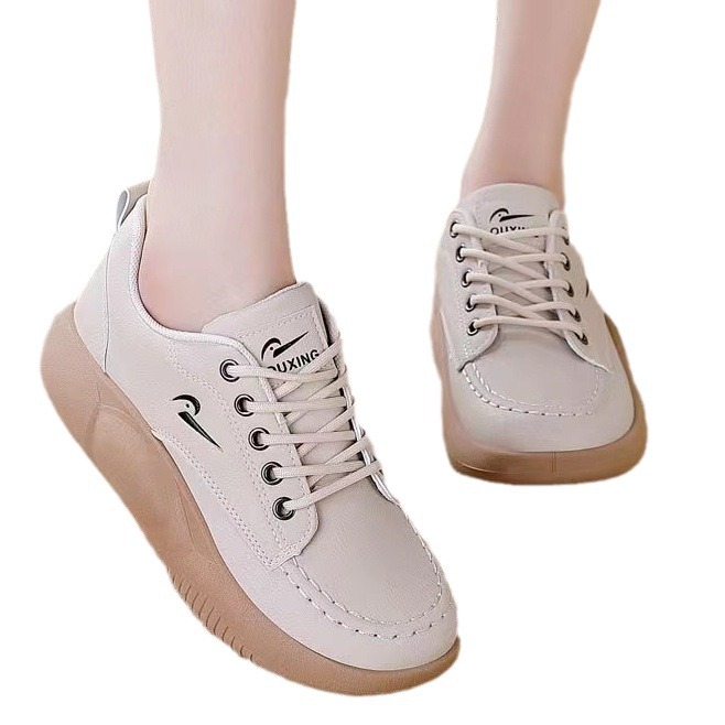 Zapatos blancos de suela gruesa para mujeres 2024 primavera y otoño nuevo estilo coreano ligero de moda versátil zapatos deportivos antideslizantes de cuero zapatos de skate