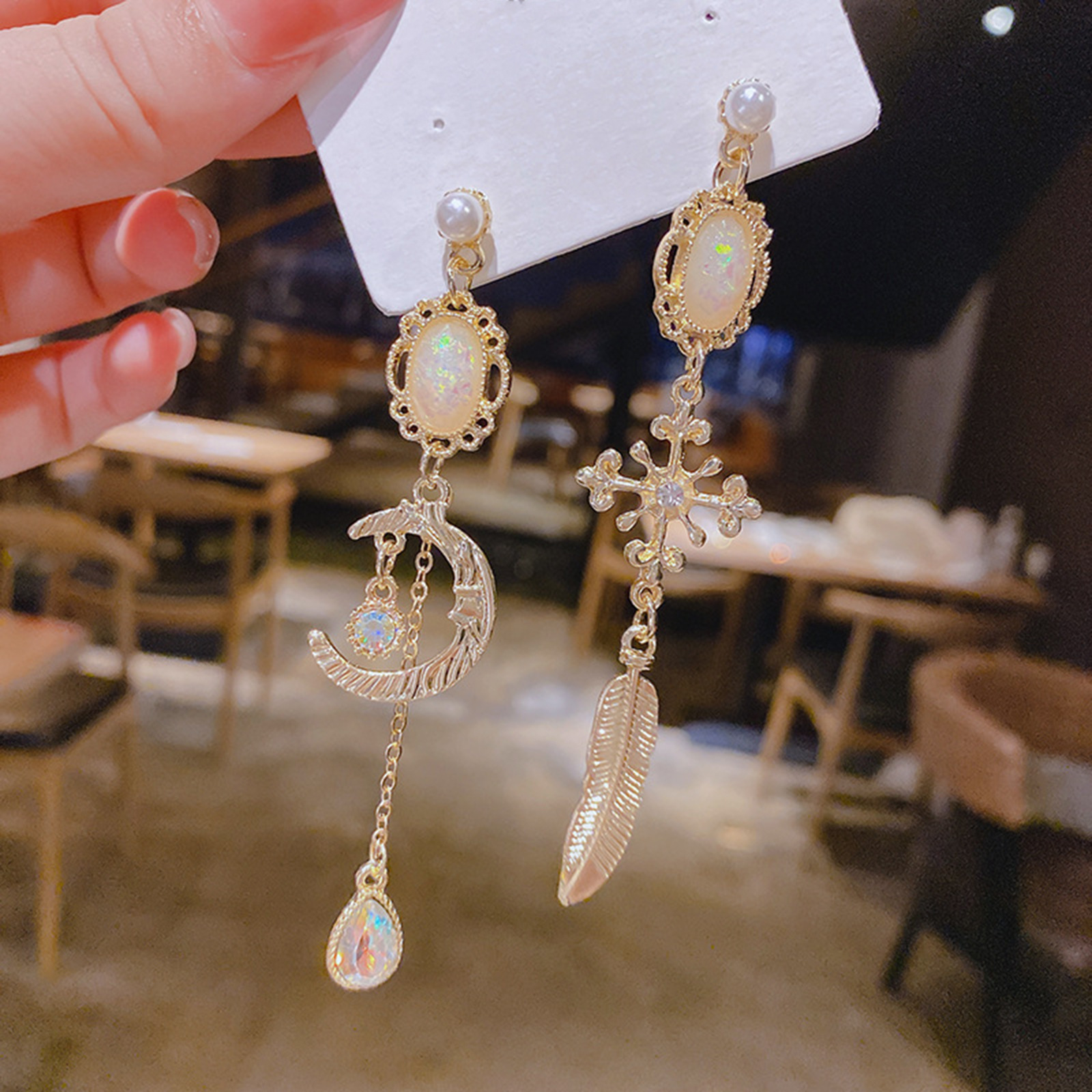 Pendientes de todo fósforo retro de estilo barroco Pendientes de estrella y luna Pendientes de gota de agua de plumas asimétricas Pendientes de gota de agua de lujo ligero