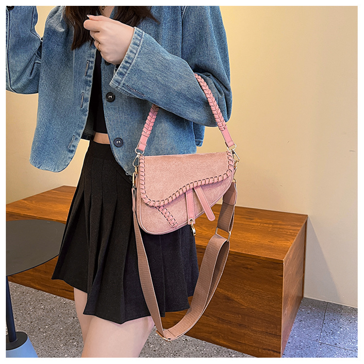 Styles de sacs à main chauds sur Facebook Sacs pour femmes 2024 automne nouvelle tendance de la mode sac de selle portable version coréenne simple givré épaule unique crossbod_voghion.com