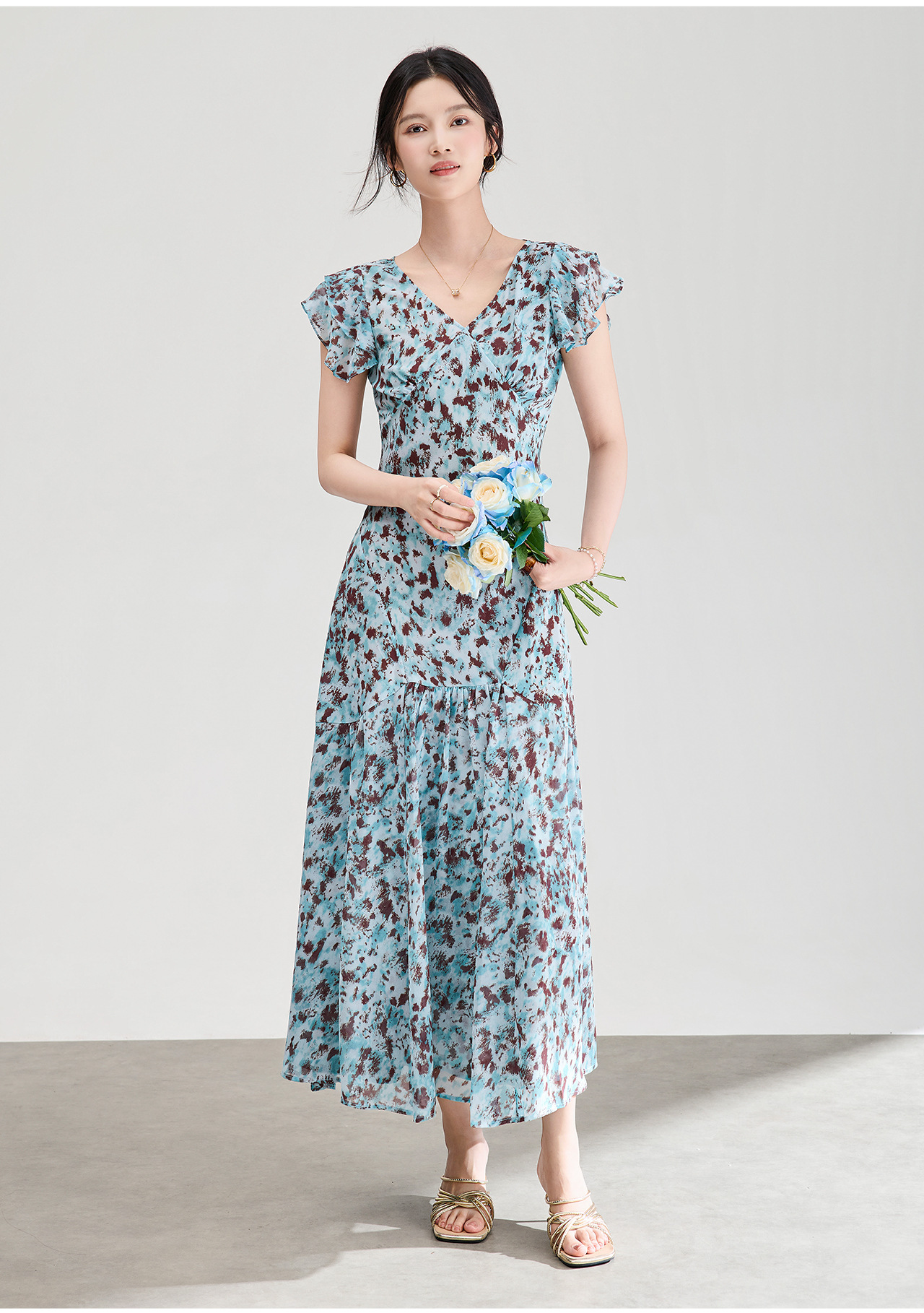 Đầm maxi nữ cổ V tay lá sen chất liệu chiffon in hoa nhí — xanh lam chi tiết 4