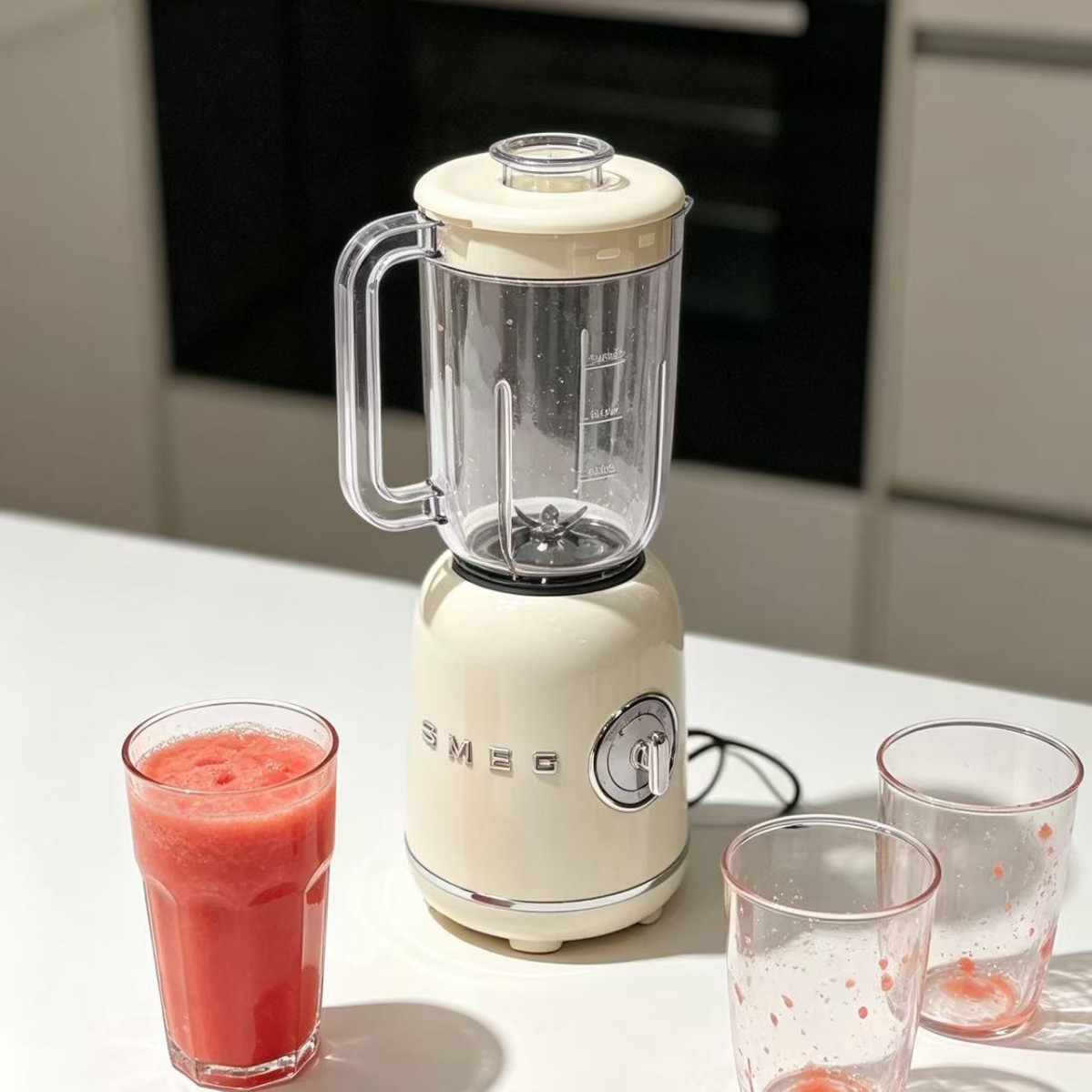 SMEG üslubunda retro qida prosessoru və blender