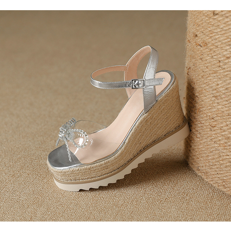 Sandal cao gót nữ hở mũi quai ngang đính đá pha lê, đế xuồng đan rơm, gót 9.5 cm — bạc chi tiết 7