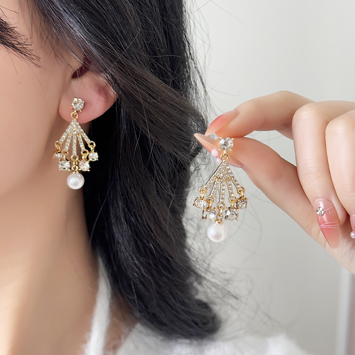 Fashionable earrings pearl drop-shaped