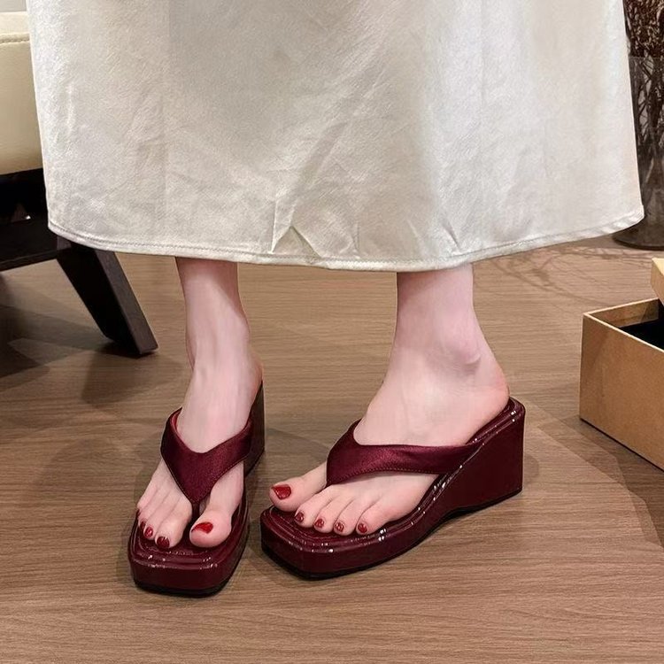 8CM tacones de pendiente de soleas gruesas de zapatillas en zigzag para mujeres de verano 06 nuevo estilo de vacaciones zapatillas de playa de cabeza cuadrada