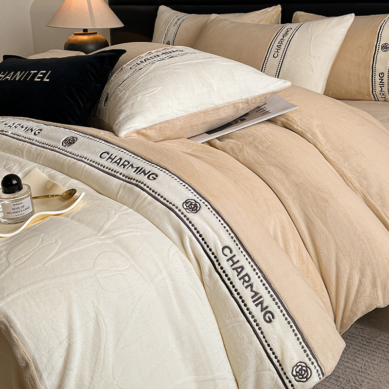 Cama de seda de leche tallada simple cuatro piezas de otoño y invierno engrosado doble cara coral edredón cubierta de cama de tres piezas