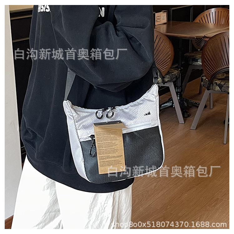 新款网面字母单肩斜跨包情侣轻便户外运动挎包潮牌休闲男士单肩包